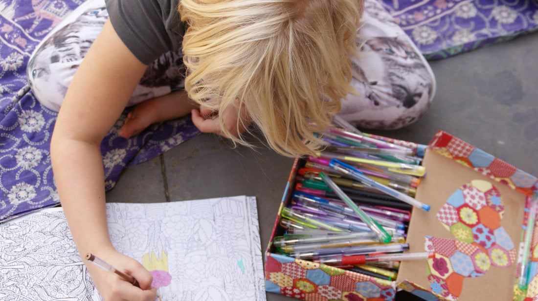 enfant autiste en train de colorier